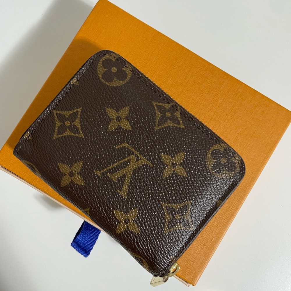 Authentic Louis Vuitton Zippy card holder